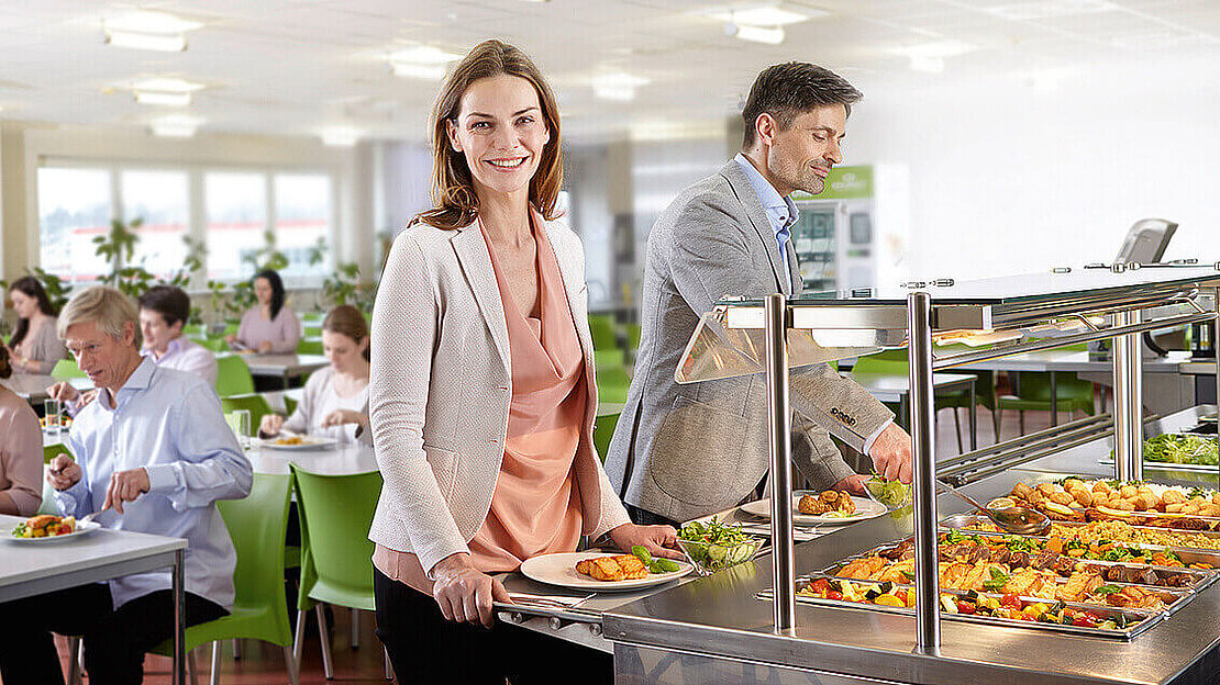 Menschen am Buffet, die sich gerade ihr Essen von GOURMET Business holen