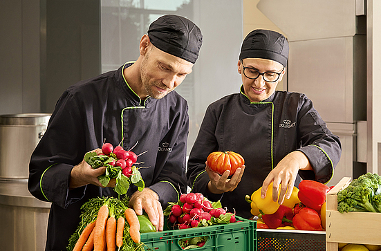 Köch:innen überprüfen Lebensmittel