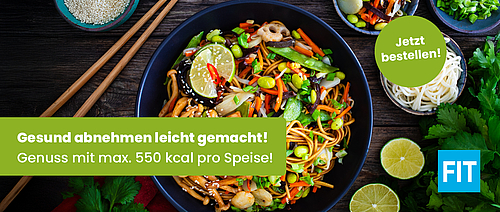 Asianudeln mit Gemüse in einer Schüssel mit Essstäbchen. Text: Gesund abnehmen leicht gemacht! Genuss mit max. 550 kcal pro Speise.