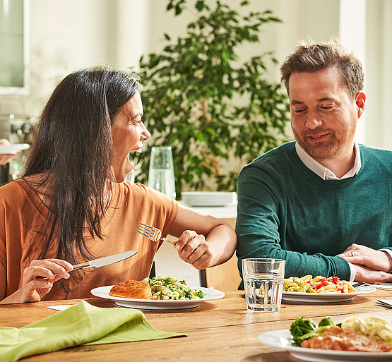 Mann und Frau beim gemeinsamen Mittagessen