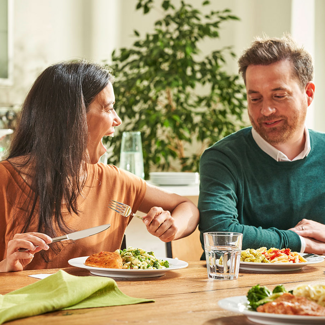 Kolleg:innen essen gemeinsam im Büro ihr Mittagessen