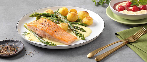 Lachs mit Spargel und Kartoffeln auf einem Teller angerichtet