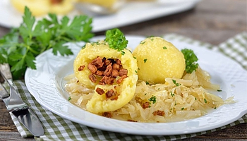 Grammelknödel mit schlampigem Kraut