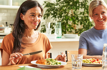 Büro-Mitarbeiterinnen beim gemeinsamen Mittagessen