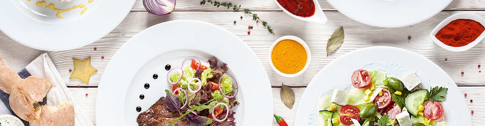 Ein fein gedeckter Tisch mit GOURMET Essen