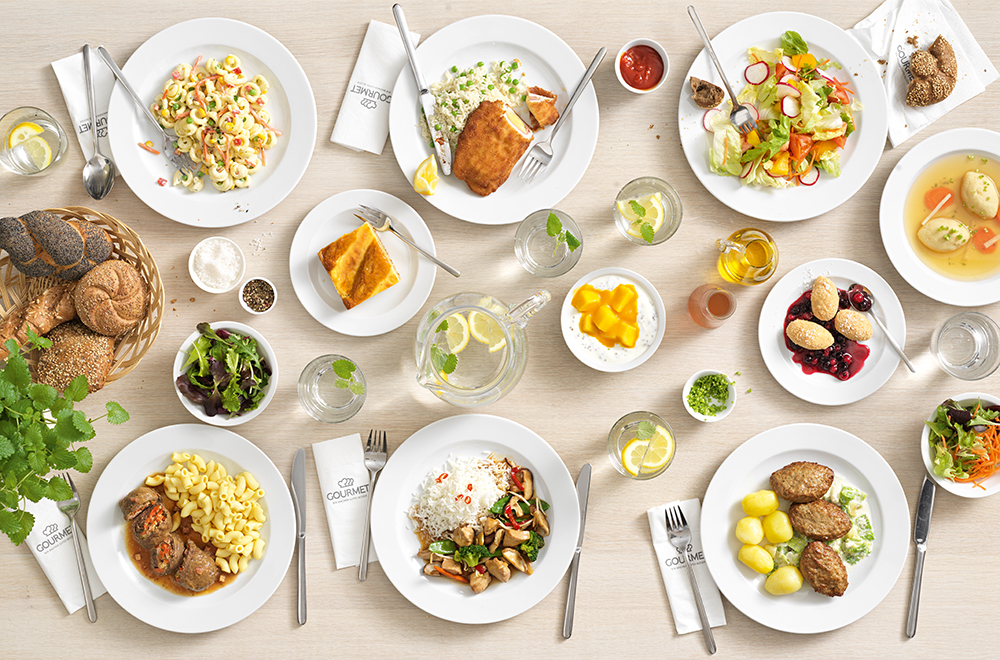 Tabletop-Foto von einem gedeckten Tisch